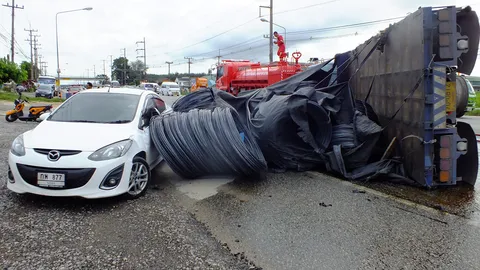 สิบล้อบรรทุกเหล็กม้วน พลิกคว่ำที่ปลวกแดง ทับโดนเก๋งเสียหาย 1 คัน