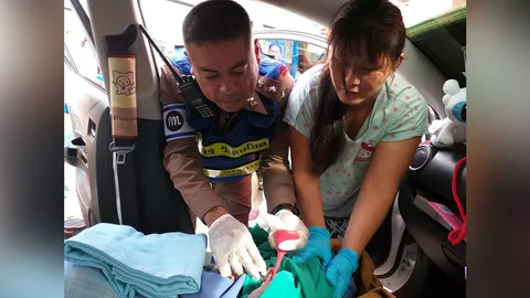 อดีต ผช.พยาบาลแท็กทีมจราจร ทำคลอดทารกเพศหญิงในเก๋ง คาซอยลาดพร้าว 87