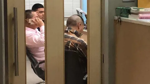 ยังไม่รู้สังกัด น.ท.ยิงปืนหน้า สน. มาช่วยเคลียร์ น้องเมาทุบรถชาวบ้าน