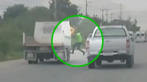 ขับปาดบนถนน ก่อนคนขับกระบะจอดขวาง ปีนรถดัมพ์ซัดรัว เกาะไปไกลกว่าโล (คลิป)