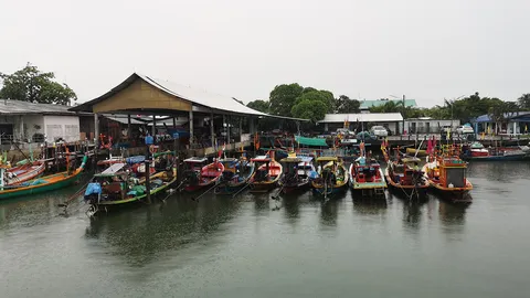ทะเลคลื่นแรง เรือประมงพังงาเข้าเทียบท่า หลังรับแจ้งเตือน พายุไป๋ลู่ 