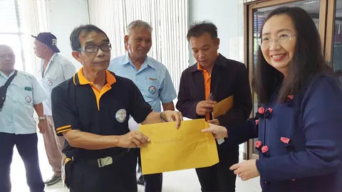 กลุ่มรถแดงเชียงใหม่ บุกยื่นหนังสือกับขนส่ง ขอให้กวดขันจับแกร็บคาร์