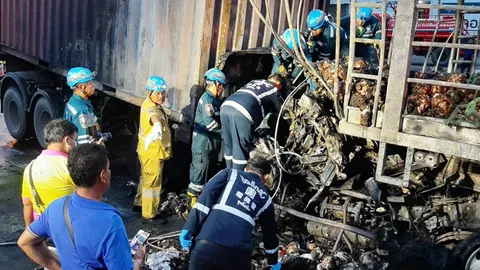 รถบรรทุกเสยท้ายรถขนไก่ ไฟลุกย่างสดนับพันตัว คู่กรณีตาย 2 ศพที่ปทุมธานี