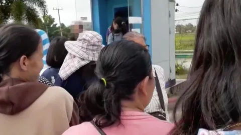 สองป้าโต้เดือด ฉุนกดเงิน "บัตรคนจน" ทีละหลายใบ ทำคนอื่นรอคิวนาน (คลิป)