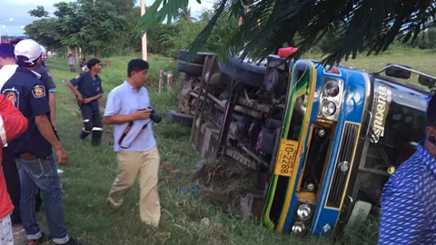 รถบัสนักเรียนคว่ำ บาดเจ็บ 8 คน คันส่งหลุด หวิดเกิดเหตุสลด