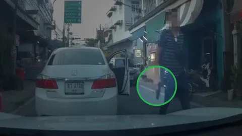 เก๋งหัวร้อน แซงขวาปาดกลางแถว เจอบีบแตรใส่ ถือปืนขู่ บอกเดี๋ยวฆ่าเลย (คลิป)