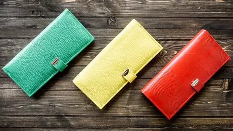 เปิดวิธีเลือกกระเป๋าสตางค์สีมงคล 2562 