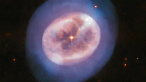 กล้องฮับเบิลตรวจพบแสงสว่างจากก๊าซของดาว