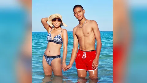 49 ยังแจ๋ว นุ่น ดารัณ อวดหุ่นเซียะในชุดบิกินีริมทะเลพร้อมลูก