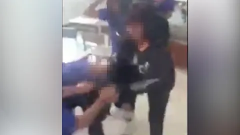 แชร์ว่อน นร.หญิง ม.2 พาพวกรุมตบเพื่อน เหตุหึงแฟนหนุ่มปันใจเพื่อนวัยใส