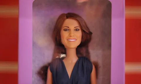  'A Kate Middleton' ตุ๊กตาแฟชั่น ฉลองงานอภิเษกสมรส