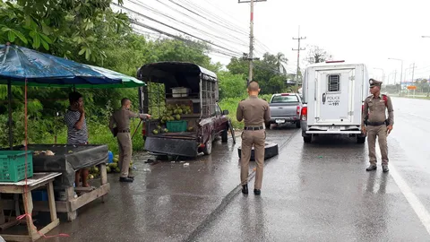 พ่อค้ามะพร้าวดวงซวย เจอ18 ล้อบรรทุกดิน ล้อหลุดกระแทกกระบะเจ็บขาหัก