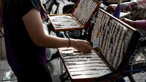 ช้าก่อนคอหวย ส่องเลขเด็ดขายดี แม่ค้าลอตเตอรี่ยก 5 นิ้ว บอกไม่มีแล้ว 