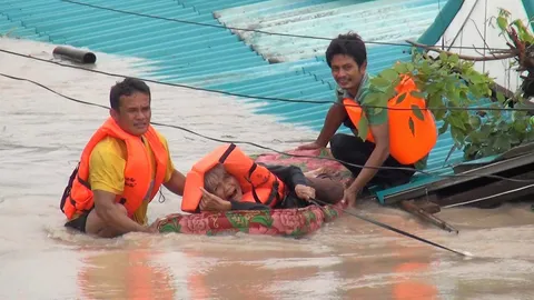 ฝ่าน้ำช่วยยาย