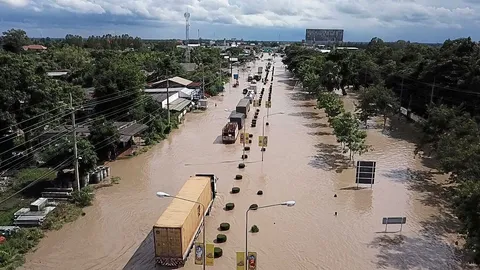 ถนนมิตรภาพถูกตัดขาด “โพดุล” ถล่ม อีสานท่วมวิกฤติ