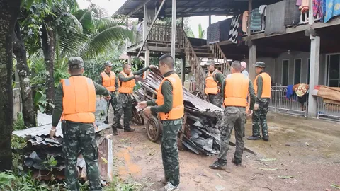 ทหาร มทบ.29 ช่วยซ่อมบ้านประชาชน ที่ถูกพายุโพดุลพัดพังเสียหายที่สกลนคร