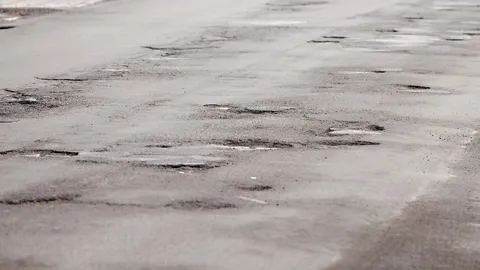 ถนนพัทยากลาง ผิวถนนขรุขระเป็นหลุมเป็นบ่อ เกิดอุบัติเหตุหลายราย 