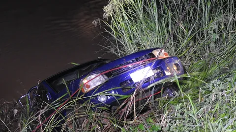 ผัวเมียเคราะห์ร้าย รถพุ่งลงคลอง จมน้ำดับสภาพกอดกันตายน่าเวทนา