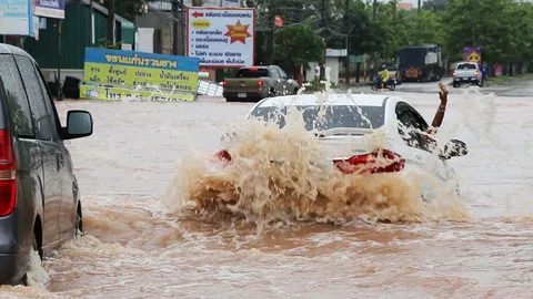 ฝนถล่มหนัก “อีสาน” ขอนแก่น น้ำท่วมถนนมะลิวัลย์ รถเล็กไม่ควรผ่าน