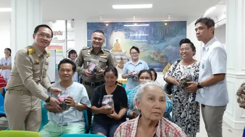 ส.ส.ราชบุรี ปชป.ร่วมหน่วยงานราชการ แจกมังคุดฟรี ให้ปชช.ช่วยเกษตรกร