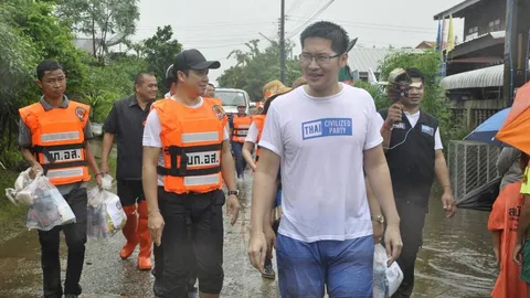 “มงคลกิตติ์” ลุยน้ำท่วมร้อยเอ็ด ช่วยผู้ประสบภัย แจกข้าวเหนียวไก่ทอด  