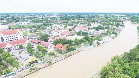 น้ำยมสุโขทัยเลยจุดวิกฤติ เริ่มล้นพนังไหลท่วมพื้นที่ชุมชนริมน้ำแล้ว