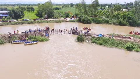พิษณุโลกน่าห่วง ชาวบางกระทุ่มร่วมใจซ่อมพนัง 3 จุด หลังน้ำทะลักท่วมนา