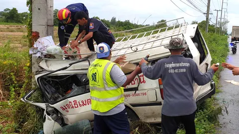 คนขับวูบหลับ รถมูลนิธิฯ ชนเสาไฟริมเพชรเกษม ญาติธรรม เจ็บ8 