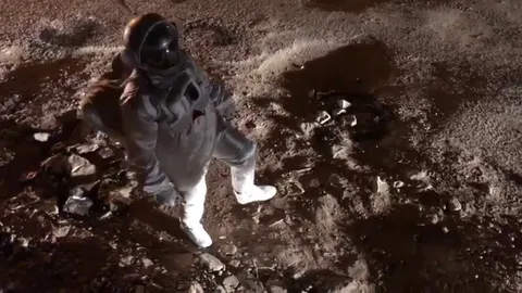 ศิลปินอินเดียถ่ายคลิป “เดินบนดวงจันทร์” กลางถนน รบ.ขายหน้ารีบซ่อมทันที (คลิป)