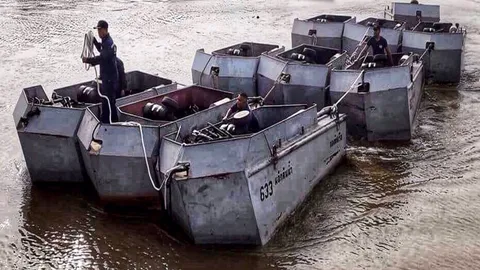 ทัพเรือ ส่งเรือผลักดันน้ำ 25 ลำ เร่งช่วยประชาชน จ.สกลนคร ระบายน้ำ