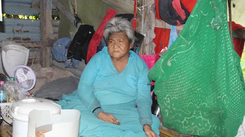 เวทนา พบยายพิการอาศัยซอกห้องน้ำเก่าอยู่ บอกถ้าตายก็ยกศพให้มูลนิธิฯ