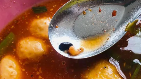 เจ้าของร้านก๋วยเตี๋ยว โต้ "ไข่แมลงสาบในเย็นตาโฟ" พบลูกค้ายังเหนียวแน่น