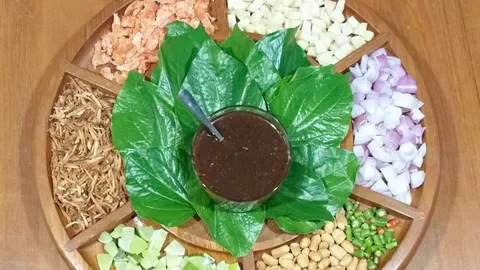 เมี่ยงคำอมราสูตรโบราณ ขายดีที่ตลาดน้ำหนองพะอง