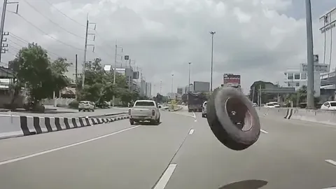 เตือนภัย ล้อปริศนา หลุดกระเด็นข้ามเลน เฉียดหน้ารถเส้นยาแดงผ่าแปด (คลิป)