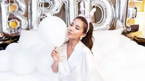 อื้อหือ! ปาร์ตี้สละโสด ใบเตย อาร์สยาม แซ่บตั้งแต่ชุดนอนยันเค้ก 18+