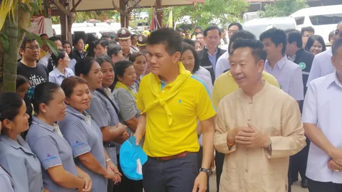 รมช.สธ.นำคณะเยี่ยมผู้ประสบภัยที่อุบลฯ กำชับป้องกันโรคมากับน้ำท่วม 