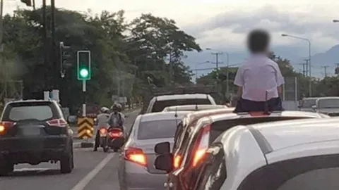 ตร.แจ้งข้อหา พ่อปล่อยลูกเปิดซันรูฟนั่งบนหลังคา หวั่นเกิดอุบัติเหตุ