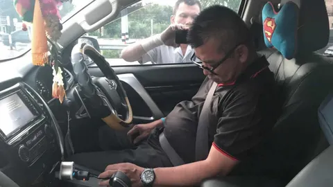 พันโทนายแพทย์ใหญ่ จอดรถหลับ คาแยกไฟแดง เรียกยังไงก็ไม่ตื่น