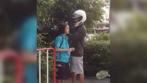 น่ารักที่สุดเลย เปิดคลิปคุณพ่อหวีผม ติดกิ๊บให้ลูกสาวก่อนเข้าเรียน