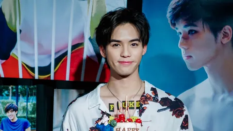 ฟลุ๊คจ์ แฮปปี้ ฉลองอายุ 23 งานแน่น แฟนคลับเพียบ