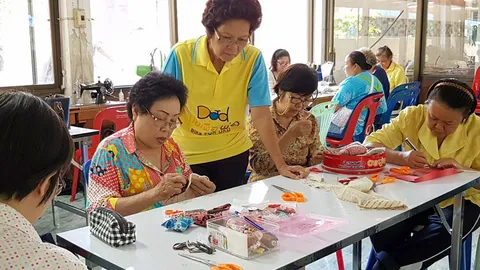 กลุ่มสตรีวัดศรีอุโมงค์คำ “ผลิตผ้าด้นมือ”