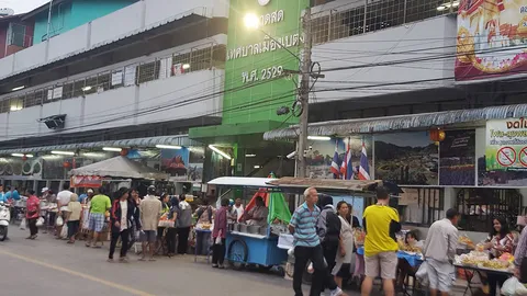 ชาวไทยพุทธที่เบตง ออกมาจับจ่ายซื้อขนม เตรียมทำบุญวันสารทเดือนสิบบุญแรก