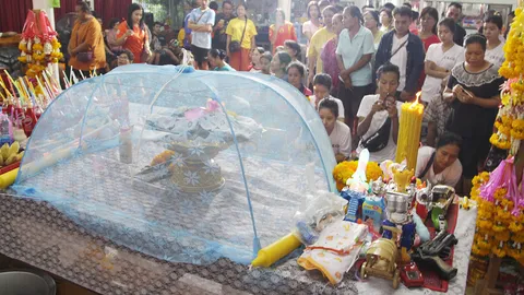 คอหวยแน่นวัดท่าหลวงพล แห่ขอ "เลขเด็ด" จาก "กุมารน้องพอร์ช"