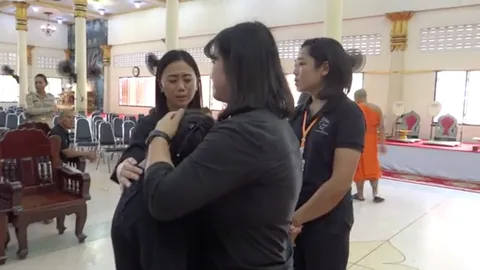 "น้องโมโน" ร่ำไห้ เผาศพพ่อ