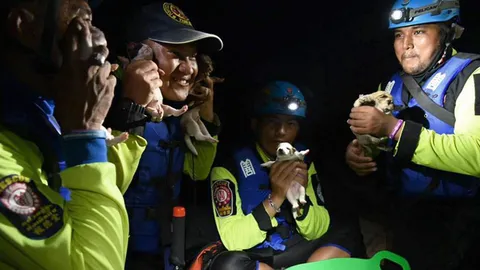 ลำบากก็ไม่ทิ้งกัน คนใจดีช่วยเหลือ "น้องหมา" ตามขอบน้ำที่อุบลฯ (คลิป)