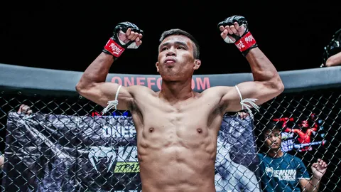 "ซุปเปอร์เล็ก" แท็กทีมกำปั้นร่วมค่าย เป็นสะพานบุญสู้ภัยน้ำท่วม