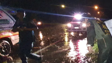 6 หนุ่มซิ่งกระบะฝ่าสายฝน เสียหลักตกคลองน้ำ ดับ 2 เจ็บ 4