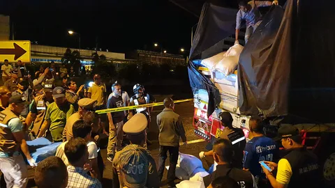 ขนไอซ์ 467 กก. คว่ำกระจายเกลื่อน