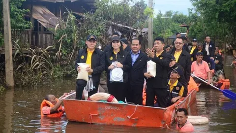 'ธรรมนัส-มนัญญา' มอบถุงยังชีพชาวอุบลฯ สั่งใช้น้ำหมักชีวภาพ แก้น้ำเน่า 