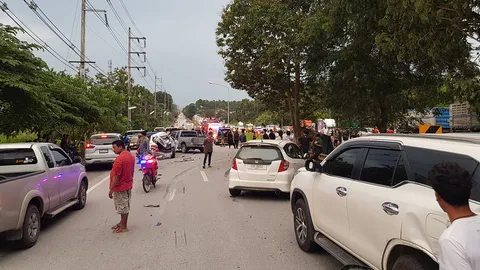 10 ล้อเบรกแตก พุ่งชน 11 คันรวด บาดเจ็บ 4 มีเด็ก 3 เดือน 1 ราย 